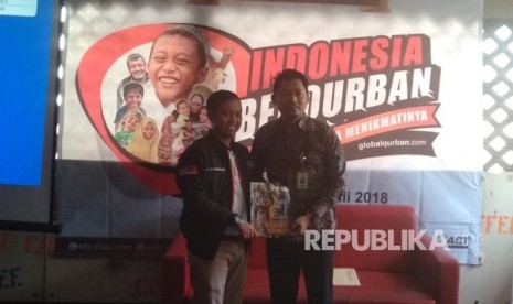 Ketua ACT Jawa Barat, Adi Nurdiansyah dan Senior Branch Manager CIMB Syariah Noviandri Yudha dalam peluncuran program Indonesia Berqurban di Ngopi Doeloe, Bandung, pada Rabu (25/7). 