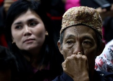 Ketua Adat Masyarakat Mesuji, Wan Mauli bersama warga korban kekerasan oknum TNI-Polri saat mengadukan nasibnya ke Komisi Nasional Hak Asasi Manusia (Komnas HAM), Jakarta, Kamis (15/12). 