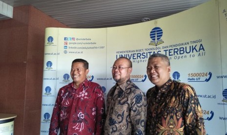 Ketua AFEBI Suharnomo, Rektor Universitas Terbuka (UT) Ojat Darojat, dan  Dekan Fakultas Ekonomi UT Ali Muktiyanto (kiri ke kanan), di Universitas Terbuka Convention Center, Tangerang Selatan, Selasa (12/2).