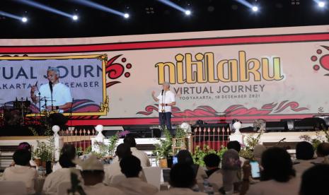 Ketua Alumni Universitas Gadjah Mada (Kagama) Ganjar Pranowo saat memberikan sambutan pada acara Nitilaku Virtual Journey yang berlangsung di Grha Sabha Pramana UGM, Sabtu (18/12).