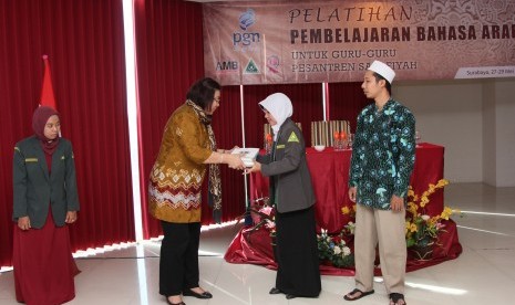 Ketua AMB Foundation, Idha Syuraida Syukur secara menyerahkan kitab bahasa Arab kepada Ketua IPPNU, Farida Farichah menandai dimulainya program 1 Juta Kitab untuk 1 Juta Santri.