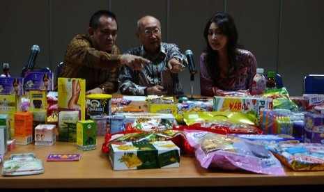 Ketua Apindo, Sofyan Wanandi (tengah) membicarakan beberapa produk impor tanpa label Bahasa Indonesia di Jakarta.