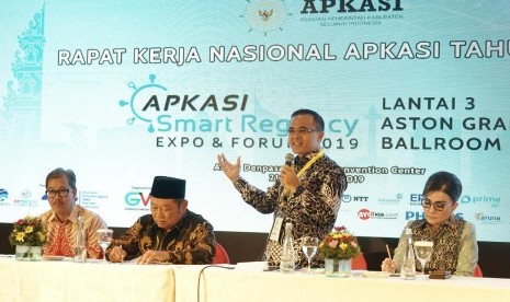 Ketua Apkasi Abdullah Azwar Anas (kedua dari kanan).