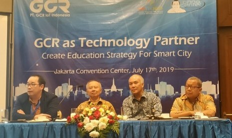 Ketua Aptiknas DPP DKI Jakarta Fangky (kiri ke kanan), CEO GCR Internasional Tony Taso, Manager Director GCR Andy Tanudiredja, dan pakar bidang teknologi informasi, Onno W Purbo, berbicara dalam rangka pengenalan 'GCR as Technology Partner Creat Education Strategy for smart City' di Jakarta, Rabu (17/7).