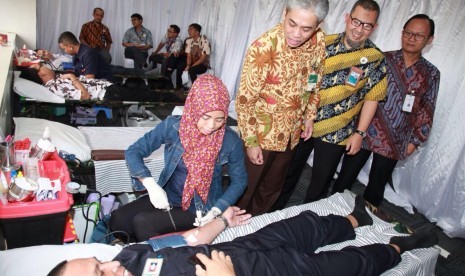 Ketua Asbisindo Agus Sudiarto, Dirut BNI Syariah Imam T  Saptono, dan SEVP Teknologi BNI  Dadang Setiabudi (kiri ke kanan) sedang meninjau aksi donor darah di gedung BNI Jakarta, Rabu (1/3)