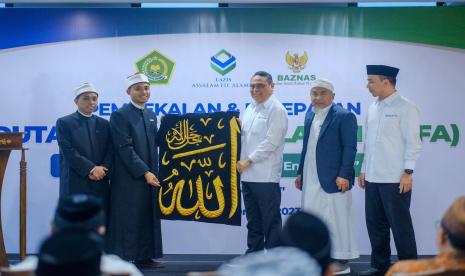 Ketua ASFA Foundation Komjen Pol (Pur) Syafruddin menerima cinderamata dari para kader pesantren penerima beasiswa di Jakarta pada Rabu (6/12/2023))