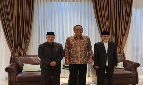 Ketua ASFA Foundation Komjen Pol (Purn) Syafruddin Kambo bersama Pimpinan Pondok Pesantren Darussalam Gontor KH Hasan Abdullah Sahal dan Prof Dr KH Amal Fathullah Zarkasyi MA, Jumat (28/4/2023).