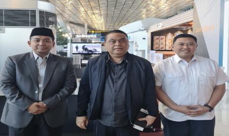 Ketua ASFA Foundation Komjen Pol (Purn) Syafruddin Kambo bersama Brigjen Pol Awal Chairuddin dan Pimpinan Pondok Modern Tazakka KH Anang Rikza Masyhadi hendak terbang ke Arab Saudi menghadiri konferensi internasional di Makkah, Ahad (17/3/2024).