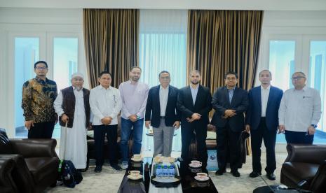 Ketua ASFA Foundation Komjen (Pur) Syafruddin berdiri  bersama Direktur Program Wakaf Produktif Islamic Development Bank (IDB) Jeddah Dr. Muhammad Ali Syati  dan jajaran pengurus ASFA