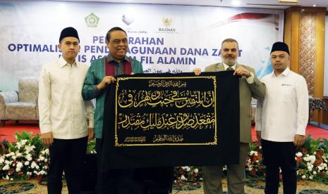 Ketua ASFA Foundation Syafruddin Kambo memberikan kenangan kepada pakar ziswaf dari Universitas Al Azhar Mesir Dr Musthofa Dasuki Kisbah