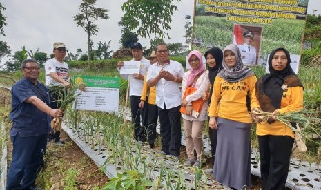 Ketua Asosiasi Hortikultura Nasional (AHN) Anton Muslim Arbi (kiri) saat meninjau lokasi wajib tanam bawang putih di Temanggung, Jawa Tengah, Jumat (22/3).