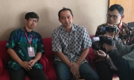 Ketua Asosiasi Pendidikan Tinggi Arsitektur Indonesia Yandi Andri Yatmo dari UI (tengah), didampingi Adib Abadi dari ITB (kiri) dan Ilya Fadjar dari UII saat menggelar konferensi pers di Hotel Alana, Sleman, Selasa (11/7).