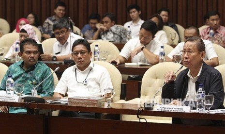 Ketua Asosiasi Pengusaha Bawang Putih Indonesia (APBPI) Pieko Njotosetiadi (kanan) bersama Direktur Impor Kementerian Perdagangan Indrasari Wisnu Wardhana (tengah) dan Dirjen Hortikultura Kementerian Pertanian Suwandi (kiri) mengikuti rapat dengar pendapat dengan Komisi IV DPR di Kompleks Parlemen Senayan, Jakarta, Rabu (25/4).