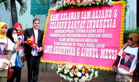 Ketua Asosiasi Pengusaha Muda Indonesia (APMI) Sam Aliano bersama rombongan di depan kantor Kedutaan Besar Argentina di Jakarta, Kamis (7/6).