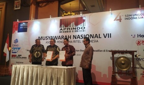  Ketua Asosiasi Pengusaha Ritel Indonesia (Aprindo) Roy N Mandey (dua dari kiri) dengan Direktur Utama Perum Bulog Budi Waseso (dua dari kanan) dalam acara penandatanganan Memorandum of Understanding (MoU) penyediaan beras medium dan bahan pokok dari Bulog di ritel modern. Penandatanganan dilakukan di Hotel Arya Duta, Jakarta, Selasa (12/11).