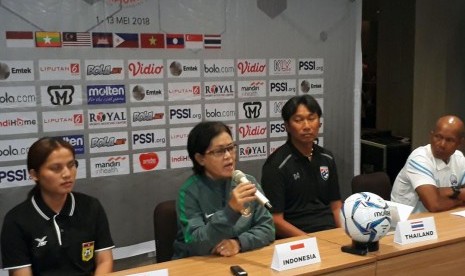 Ketua Asosiasi Sepak Bola Wanita PSSI Papat Yunisal memberikan keterangan kepada wartawan pada jumpa pers Piala AFF Girl U-16 yang akan berlangsung 1 - 13 Mei di komplek Jakabaring Sport City,