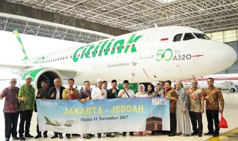 Ketua Asphurindo Syam Resfiadi ketika meninjau fasiitas pesawat Air Bus A230 Neo, di Bandara Sukarno Hatta, Jakarta, (27/10)..