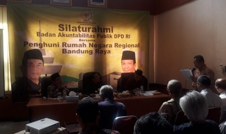 Ketua Badan Akuntabilitas Publik DPD RI Abdul Gafar Usman (kanan) didampingi Anggota BAP DPD RI Perwakilan Jabar Ayi Hambali menerima keluhan warga Bandung yang tinggal di Lahan Sengketa di kantor Sekretariat DPD RI Provinsi Jabar, Jl Mundinglaya, Kota Bandung, Jumat (20/7).