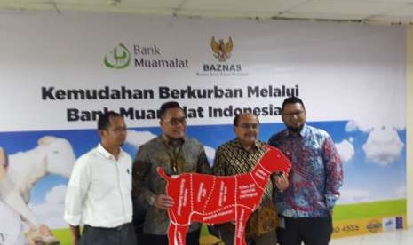 Ketua Badan Amil Zakat Nasional (Baznas), Bambang Sudibyo dan Direktur Retail Banking Bank Muamalat, Poernomo B Soetadi melakukan kerjasama pembayaran kurban via Bank Muamalat di Kantor Baxnas, Wisma Sirca, Jalan Johar, Menteng, Jakarta Pusat, Senin (6/8).