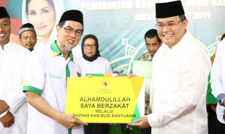 Ketua Badan Amil Zakat Nasional (Baznas) Kabupaten Musi Banyuasin (Muba), Lukmanul Hakim, bersama Pemkab Muba yang diwakili Kepala Dinas Kominfo Muba, Herryandi Sinulingga, berkolaborasi untuk wujudkan program ‘Muba Makmur’ bagi warganya. 