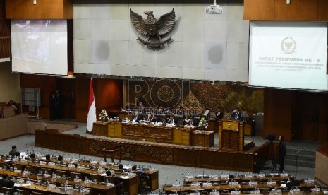   Ketua Badan Anggaran DPR Ahmadi Noor Supit memberikan draft RUU APBN kepada Ketua Rapat Paripurna Taufik Kurniawan saat Rapat Paripurna Ke-9 di Kompleks Parlemen, Jakarta, Jumat (30/10). (Republika/Raisan Al Farisi)