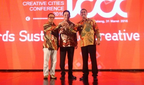 Ketua Badan Ekonomi Kreatif Indonesia (Bekraf) Triawan Munaf (tengah) didampingi Walikota Malang Moch Anton (kanan) dan Ketua Indonesia Creatif Cities Network (ICCN) Paulus Mintarga (kiri) membuka Indonesian Creative Cities Conference (ICCC) 2016 di Malang