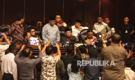 Ketua Badan Kehormatan (BK) DPD A.M Fatwa bersama sejumlah anggota DPD memberikan keterangan pers usai berlangsungnya rapat paripurna penutupan masa sidang di Kompleks Parlemen, Senayan, Jakarta, Kamis (17/3). 