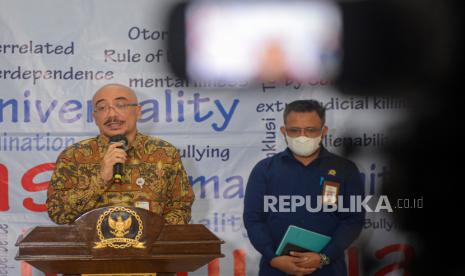 Ketua Badan Kepegawaian Nasional (BKN) Bima Haria Wibisana menyampaikan konferensi pers di gedung Komnas HAM, Jakarta, Selasa (22/6). Bima Haria Wibisana menghadiri panggilan Komnas HAM untuk dimintai keterangan terkait dugaan pelanggaran HAM dalam penyelenggaraan Tes Wawasan Kebangsaan (TWK) terhadap 75 pegawai KPK dalam proses alih status menjadi aparatur sipil negara (ASN). 