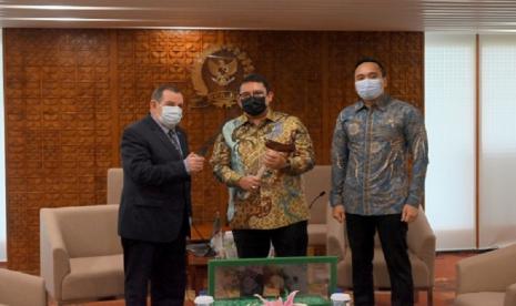 Ketua Badan Kerja Sama Antar Parlemen (BKSAP) DPR RI Fadli Zon (tengah) saat pertemuan BKSAP DPR RI dengan Duta Besar Iran untuk Indonesia Mohamad Azad (kiri), di Gedung Nusantara III, Senayan, Jakarta, Kamis (10/3/2022). 