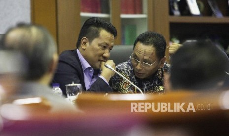  Ketua Badan Legislasi (Baleg) DPR Supratman Andi Agtas (tengah) berbincang bersama Wakil Ketua Baleg DPR Totok Daryanto (kanan) saat berlangsungnya rapat harmonisasi RUU tentang KPK bersama Badan Legislasi di Kompleks Parlemen, Senayan, Jakarta, Senin (1/