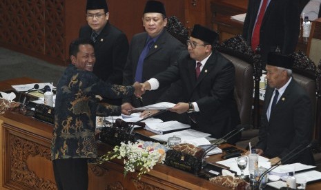 Ketua Badan Legislasi (Baleg) DPR Supratman Andi Agtas (kiri) menyerahkan berkas pembahasan revisi UU MD3 kepada Wakil Ketua DPR Fadli Zon pada Rapat Paripurna DPR di Kompleks Parlemen, Senayan, Jakarta, Senin (12/2). 