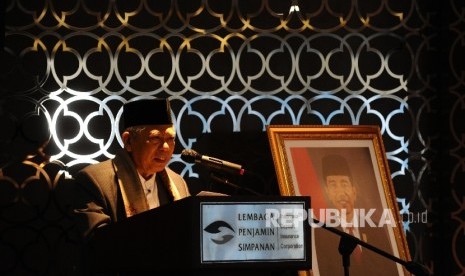 Ketua Badan Pelaksana Harian Dewan Syariah Nasional (DSN) Majelis Ulama Indonesia (MUI) Ma'ruf Amin berikan sambutan saat melakukan penandatanganan menandatangani Nota Kesepahaman di kantor LPS, Jakarta (3\3).