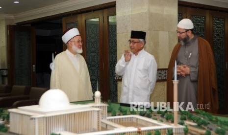 Ketua Badan Pelaksana Pengelola Masjid (BP2M) Istiqlal Muhammad Muzamil Basyuni  (kedua kanan) berbincang dengan Rektor Universitas Lebanon Syekh Abdel Nasser (kiri) di Masjid Istiqlal Jakarta, Jumat (25/3). (Republika/Darmawan)