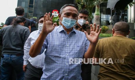 Ketua Badan Pemenangan Pemilu (Bappilu) DPP Partai Demokrat, Andi Arief berjalan meninggalkan gedung Komisi Pemberantasan Korupsi (KPK), Jakarta Selatan, Senin (11/4/2022), usai menjalani pemeriksaan kasus suap Bupati Penajam Paser Utara (PPU) nonaktif Abdul Gafur Mas'ud (AGM).