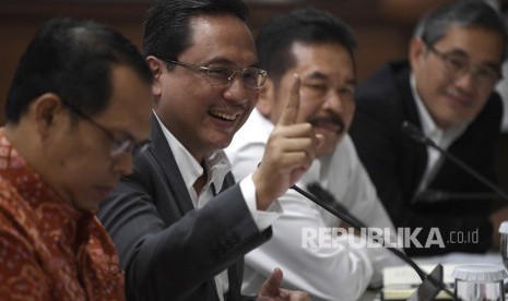 Ketua Badan Pemeriksa Keuangan (BPK) Agung Firman Sampurna (kedua kiri) menuturkan telah mengirimkan surat resmi kepada Menteri Keuangan untuk menjelaskan mekanisme kurang Dana Bagi Hasil (DBH) pemerintah pusat kepada daerah.