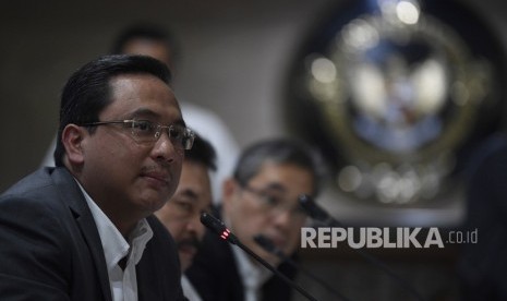 Ketua Badan Pemeriksa Keuangan (BPK) Agung Firman Sampurna (kiri)  berharap agar para Ketua IPKN Wilayah dapat memimpin dengan baik sehingga keberadaan organisasi profesi ini semakin mendukung peningkatan kinerja pemeriksa keuangan negara.