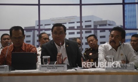 Ketua Badan Pemeriksa Keuangan (BPK) Agung Firman Sampurna (tengah), Wakil Ketua Agus Joko Pramono (kiri) dan Jaksa Agung Burhanuddin (kedua kanan) menyampaikan keterangan pers tentang hasil pemeriksaan Asuransi Jiwasraya di Jakarta, Rabu (8/1/2020).