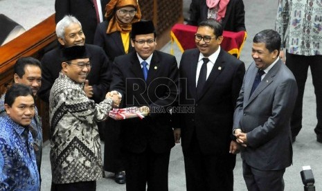 Ketua Badan Pemeriksa Keuangan (BPK) Harry Azhar Azis (ketiga kiri) memberikan laporan hasil pemeriksaan BPK kepada Wakil Ketua DPR Taufik Kurniawan (ketiga kanan) disaksikan Wakil Ketua DPR Fadli Zon (kedua kanan), Fahri Hamzah (kanan) dan Agus Hermanto (