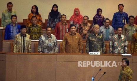 Ketua Badan Pemeriksa Keuangan (BPK) Harry Azhar Azis (kiri bawah) bersama jajaran staf BPK jelang menyampaikan Ikhtisar Hasil Pemeriksaan Semester (IHPS) dan Laporan Hasil Pemeriksaan (LHP) semester II/2015 pada rapat Paripurna DPR di kompleks Parlemen Se