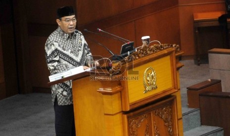 Ketua Badan Pemeriksa Keuangan (BPK) Harry Azhar Azis memberi paparan mengenai kinerja BPK di hadapan anggota DPR pada rapat paripurna di Kompleks Parlemen, Jakarta, Selasa (7/4). 