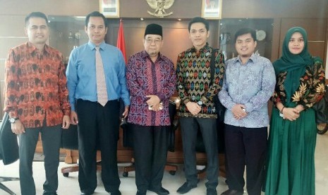 Ketua Badan Pemeriksa Keuangan (BPK) Harry Azhar Azis (tengah) dan Ketua Umum PP KAUMY Yogie Maharesi (kedua dari kiri), Senin petang (22/8).