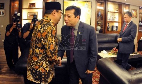 Ketua Badan Pemeriksa Keuangan (BPK) Harry Azhar Aziz (kiri) bersalaman dengan Ketua Dewan Perwakilan Rakyat (DPR) Setya Novanto (kanan) saat tiba untuk melakukan pertemuan di ruang pimpinan Gedung Nusantara III, Kompleks Parlemen Senayan, Jakarta Pusat, K