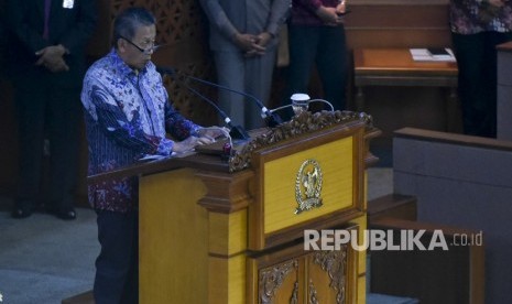 Ketua Badan Pemeriksa Keuangan (BPK) Moermahadi Soerja Djanegara menyampaikan laporan kepada DPR saat rapat paripurna di Kompleks Parlemen, Senayan, Jakarta, Selasa (3/4). 