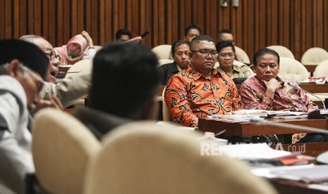 Ketua Badan Pengawas Pemilihan Umum (Bawaslu) Abhan (kanan) didampingi anggota Bawaslu Fritz Edward Siregar (kedua kanan) mengikuti Rapat Dengar Pendapat (RDP) dengan Komisi II DPR di Kompleks Parlemen, Senayan, Jakarta, Selasa (22/5).