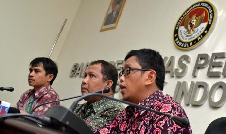 Ketua Badan Pengawas Pemilu (Bawaslu) Muhammad (tengah), Koordinator Indonesia Corruption Watch (ICW) Abdullah Dahlan (kanan), dan Koordinator Indonesia Budget Centre (IBC) Roy Salam (kiri) berbicara saat memberi laporan ke kantor Bawaslu, Jakarta, Jumat (