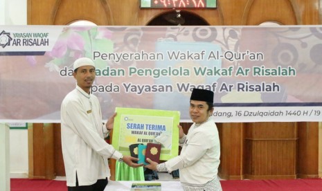 Ketua Badan Pengelola Wakaf (BPW) Ar Risalah, Mulyadi Muslim (kanan) menyerahkan wakaf Alquran kepada Direktur Pendidikan Ar Risalah, Donis Satria.