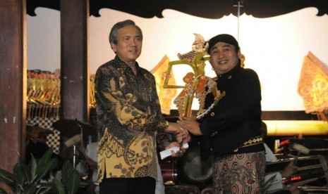 Ketua Badan Pengkajian MPR Bambang Sadono membuka sosialisasi empat pilar dengan metode wayang di Boyolali.