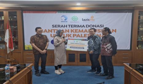 Ketua Badan Pengurus Lazismu PP Muhammadiyah, Ahmad Imam Mujadid Rais, saat menerima donasi dari Danone Indonesia untuk Palestina di Kantor Lazismu, Gedung PP Muhammadyah, Jakarta Pusat, Selasa (7/11/2023). 