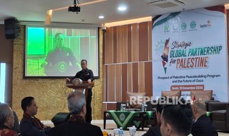 Ketua Badan Pengurus LazisMu PP Muhammadiyah Ahmad Imam Mujadid Rais memberikan sambutan dalam acara dialog Prospect of Palestine Peacebuilding Program and the Future of Gaza di Gedung Dakwah Pimpinan Pusat Muhammadiyah, Jakarta, Senin (16/12/2024).