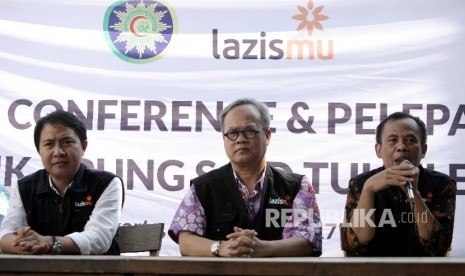 Ketua Badan Pengurus Pimpinan Pusat Lazismu Hilman Latief (kiri), bersama Ketua Pimpinan Pusat Muhammadiyah Hajriyanto Y Tohari (tengah), dan Plt Dirut Lazismu Joko Intarto (kanan) memberikan keterangan pers  (Ilustrasi)